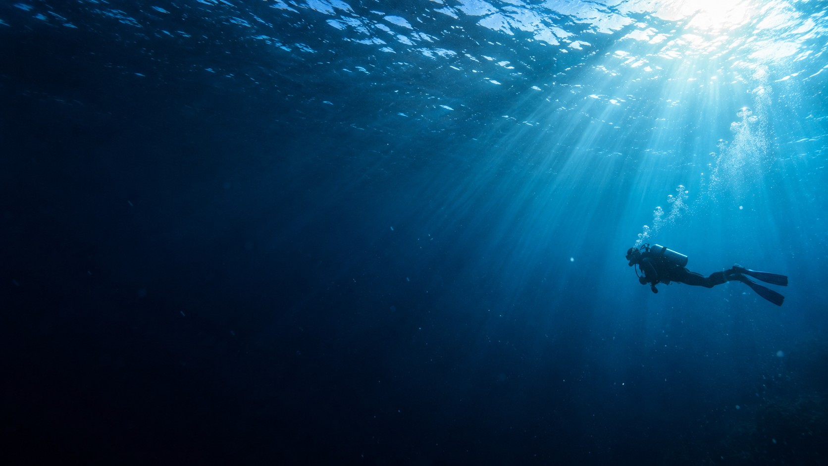 青い水中に光が差し込む海のイメージ